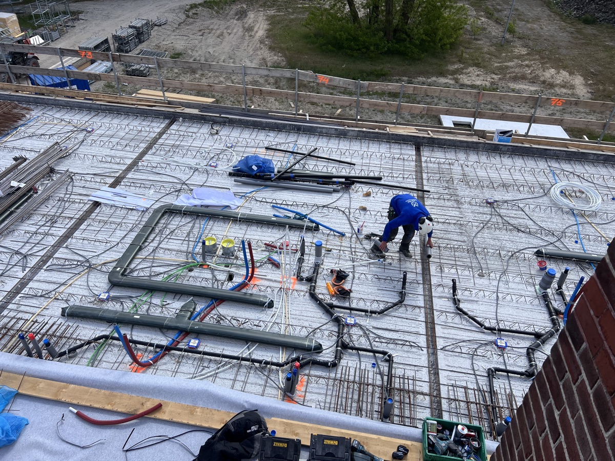 Complete leidinginstallatie aangelegd op een nieuwbouwvloer voor de betonstort