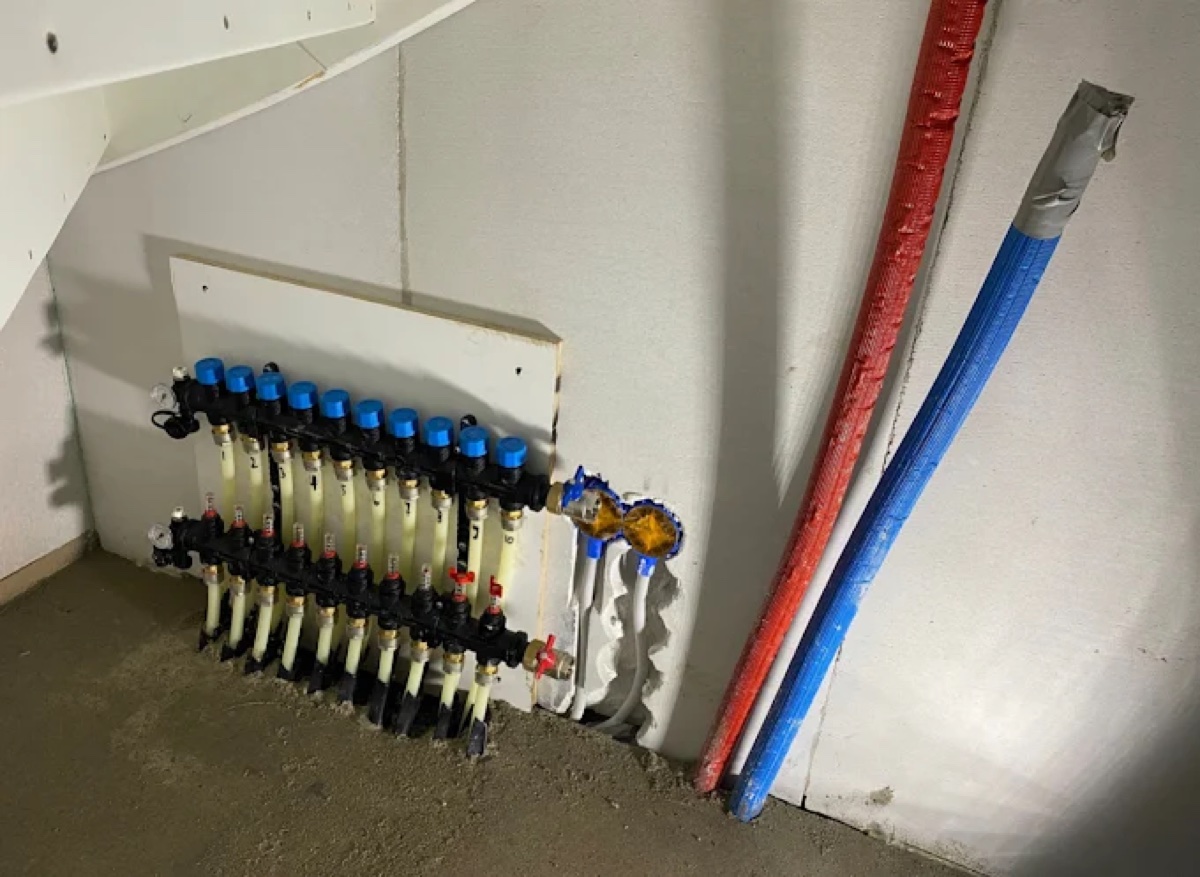 Vloerverwarming-verdeler aangesloten door Soufiane Douhou